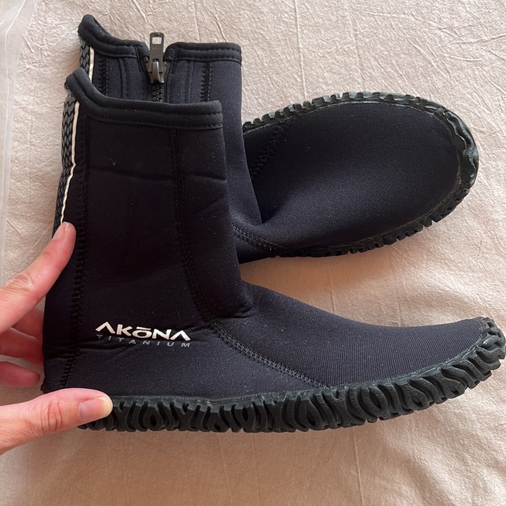 New Akōna Titanium 3mm Booties